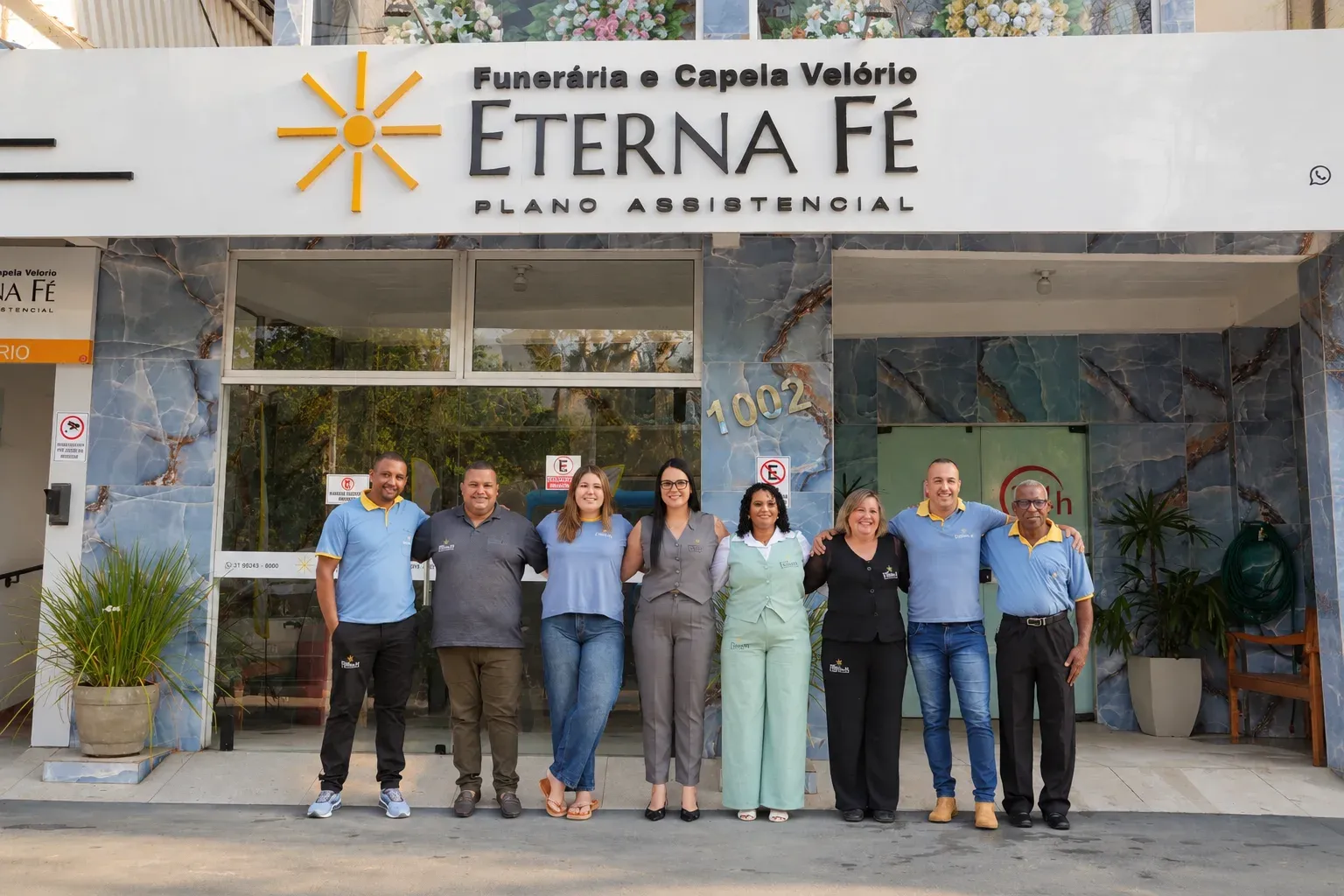 Equipe da Eterna Fé reunida em frente à sede