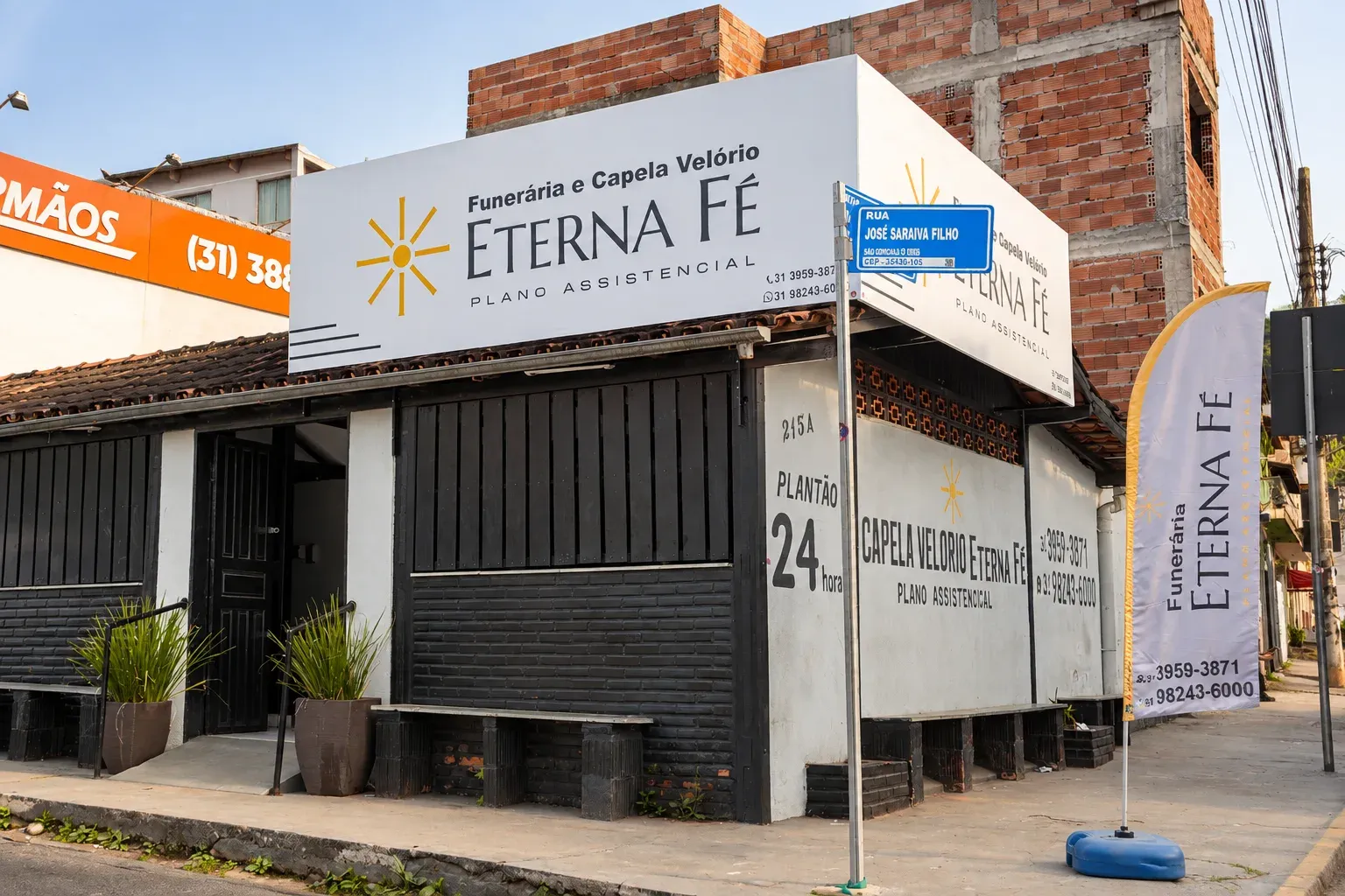 Fachada de esquina da Eterna Fé com portão preto